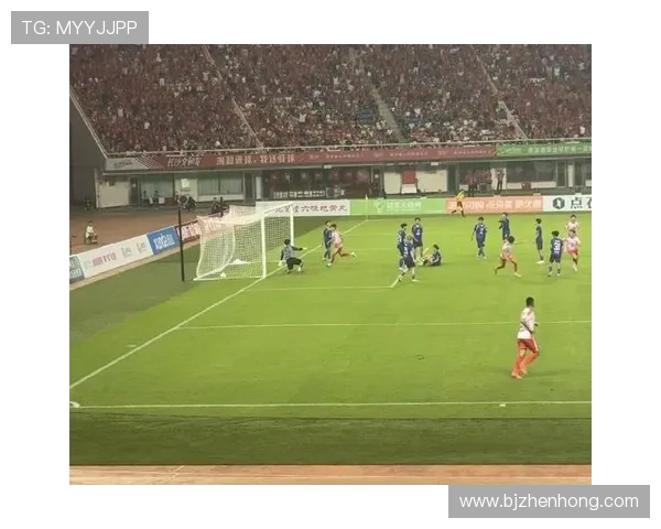 湘超联赛激战正酣 本土球队争夺冠军宝座 足球迷热情高涨场面火爆